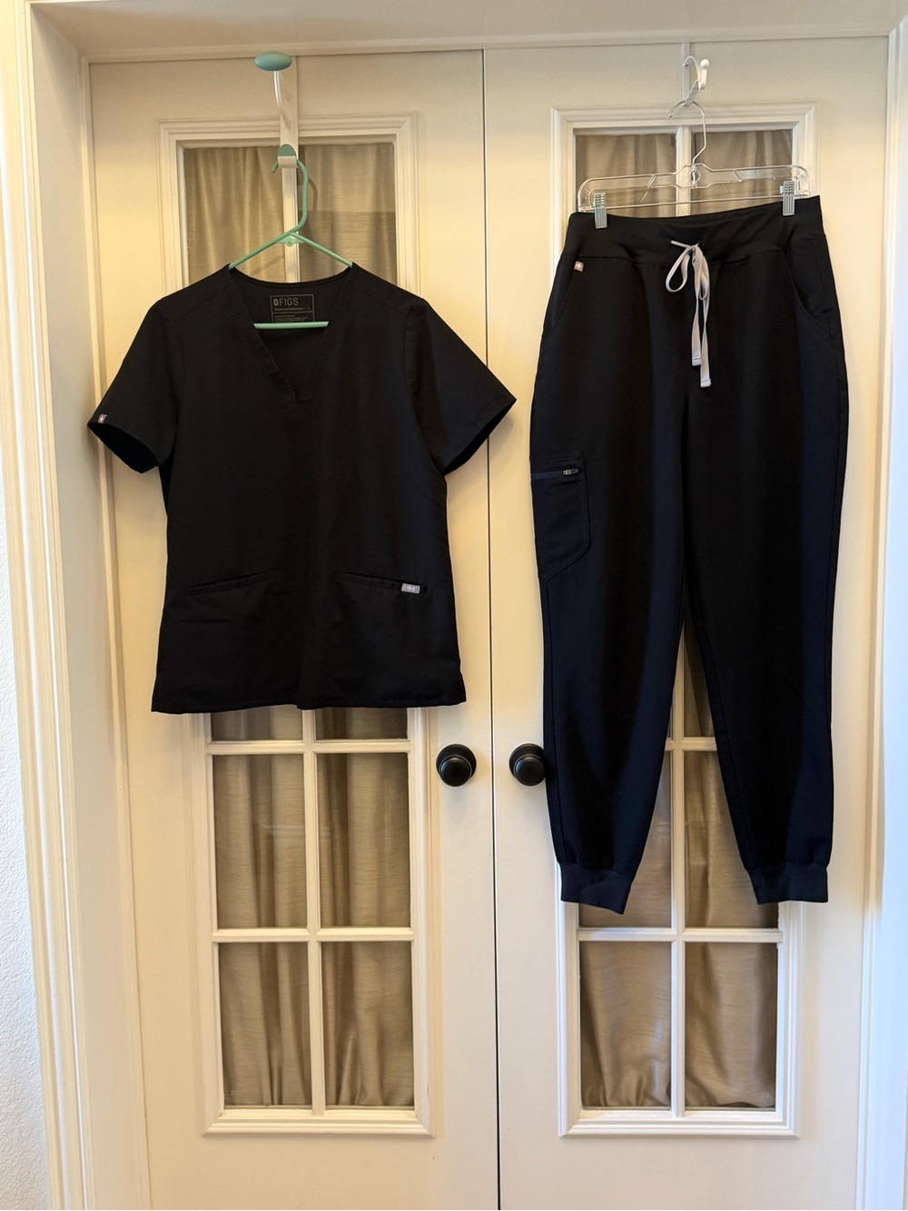 XL Black Women’s Figs Set w/ TALL Black Joggers EUC